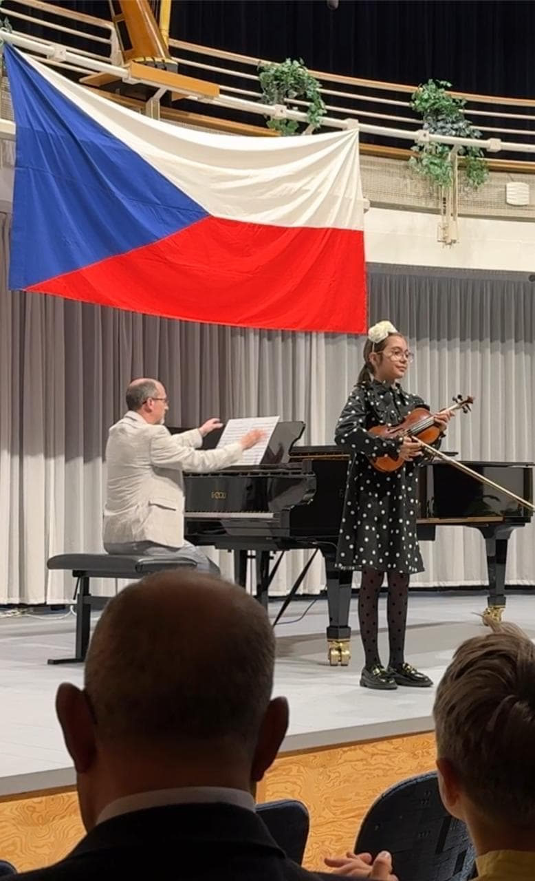 Lara Tamcan violin performance — photo 4